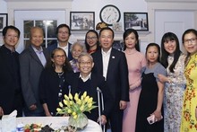 President meets with Vietnamese expats living in the US