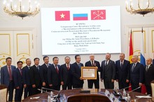 Friendship Orders conferred on St. Petersburg Governor, Ho Chi Minh Institute