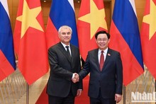 Top legislator holds talks with Russian State Duma Chairman in Hanoi