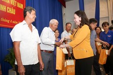 Acting President presents gifts to disadvantaged people in Tay Ninh province