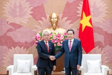 Top legislator receives Lao NA Vice Chairman in Hanoi