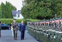 Irish President hosts welcome ceremony for Vietnamese top leader