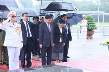 Lao leader pays tribute to President Ho Chi Minh