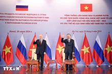 Vietnamese, Russian Presidents meet with Vietnamese alumni in Hanoi