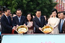 President joins OVs in traditional carp release ritual in Ho Chi Minh City