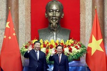 Top leaders of Vietnam and China hold talks in Hanoi