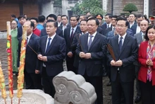 President offers incense to ancient king