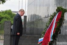 Russian President Putin pays tribute to President Ho Chi Minh