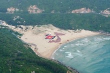 Flag-raising ceremony conducted at Bai Mon – Mui Dien national scenic spot in Phu Yen