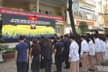 Respect-paying ceremony for General Secretary Nguyen Phu Trong at Nguyen Gia Thieu High School