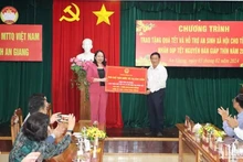 Vice President Vo Thi Anh Xuan presents Tet gifts in An Giang Province