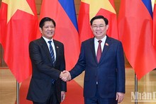 Top legislator meets with President of Philippines in Hanoi