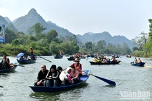 In Pictures: More than 20,000 visitors to Huong Pagoda on the third day of the first lunar month