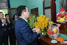 Top legislator commemorates President Ho Chi Minh at relic site