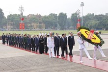 Party, State leaders commemorate war martyrs, President Ho Chi Minh