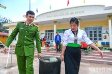 In pictures: Thousands of banh chung made for the poor in Nam Po