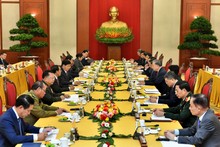 Vietnamese, Lao top leaders co-chair high-level Party meeting in Hanoi