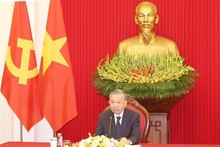 Vietnamese top leader holds phone talks with RoK President