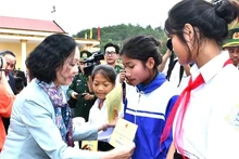 Politburo member Truong Thi Mai presents gifts to locals in Quang Binh’s border area