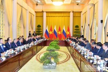 Vietnamese, Russian Presidents hold talks in Hanoi