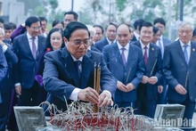 Party, State leaders pay tribute to fallen soldiers on Dien Bien Phu Battlefield