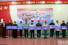 Social houses and gifts presented to poor people in Tuyen Quang