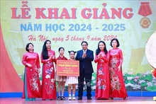 PM launches new academic year at Nguyen Dinh Chieu secondary school