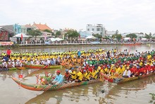 Tra Vinh: Khmer people celebrate Ok Om Bok Festival