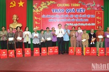 Deputy PM presents Tet gifts in Tra Vinh Province