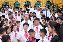 President meets with children of police martyrs, academic award winners