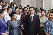 Top legislator receives delegations of Lao, Cambodian women's unions