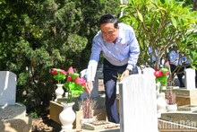 NA Chairman pays respect to President Ho Chi Minh, fallen martyrs