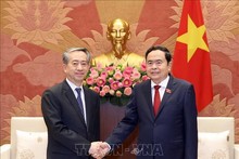 Top legislator hosts outgoing Chinese ambassador