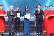 Awards presented to journalism works on anti-corruption