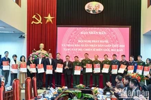 Nhan Dan Newspaper presents over 40,000 copies of Tet issue to remote soldiers