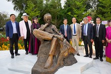 Thua Thien Hue: Statue of celebrated musician Trinh Cong Son unveiled on bank of Huong River