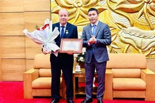 Algerian Ambassador receives friendship insignia