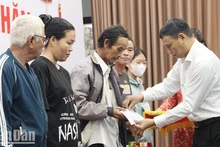 Nearly 10 billion VND worth of Tet gifts presented to needy people in Da Nang