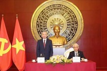 Top leader visits Vietnamese Embassy, meets with OVs in Beijing