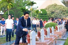 PM offers incense to fallen soldiers in Dien Bien Phu