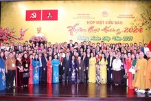 Overseas Vietnamese keep close bonds with Fatherland