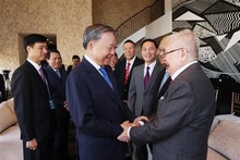 Top leader meets Vietnamese intellectuals in US