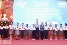 Vu A Dinh scholarships given to disadvantaged ethnic minority students in Kien Giang