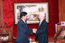 Top Lao leader meets with former Vietnamese Presidents