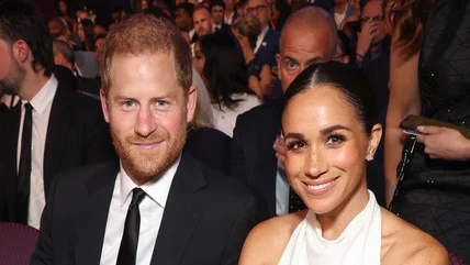 Thời trang của Meghan Markle thất bại không thể phân tâm khỏi thảm họa tóc hoàng tử Harry ở tuổi 2024