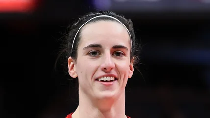 Caitlin Clark's look on the WNBA All-Star Red Carpet có đầu nghiêng