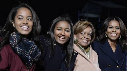 Trong mối quan hệ của Marian Robinson với cháu gái Sasha & Malia Obama