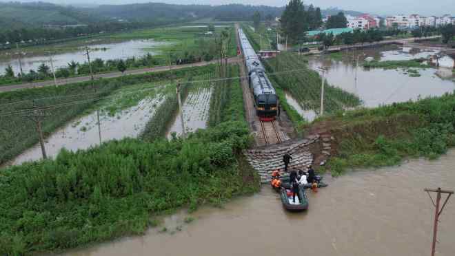 Kim Jong Các cuộc khảo sát không bị thiệt hại khi lũ lụt tàn phá trung tâm thương mại Bắc Triều Tiên