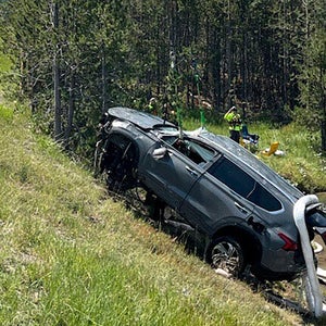 Ôi không! Ai đó đã lái một chiếc SUV vào một chiếc Yellowstone Geyser.