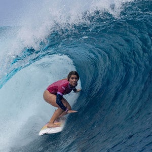 American Surfer Caroline Marks quá lo lắng để giành huy chương vàng Olympic